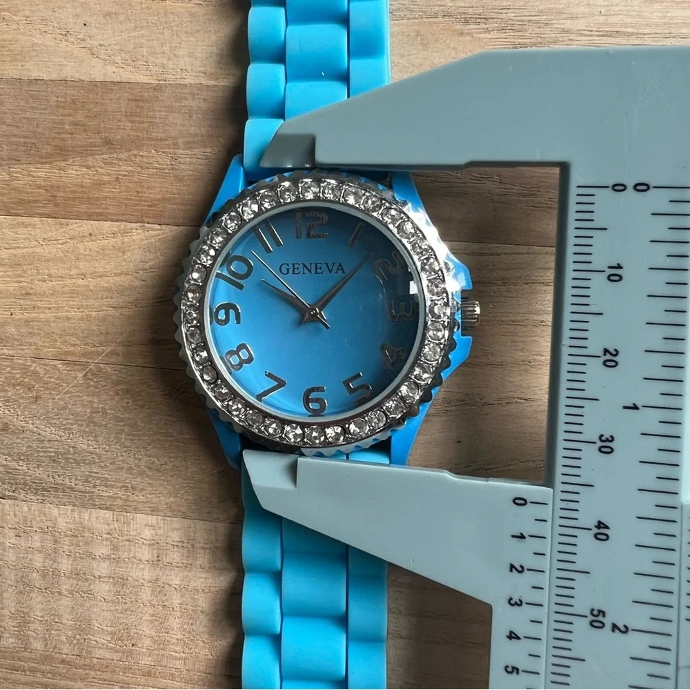 Geneva ladies blue dial silicone rhinestones sporty watch NEW BATTERY